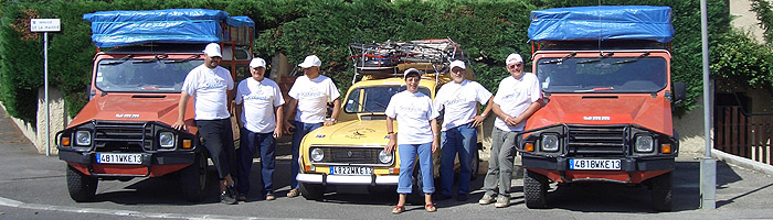 L'équipe et les véhicules avant le départ